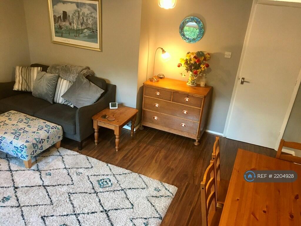 2 bedroom flat for rent in Wardle Road, Manchester, M33