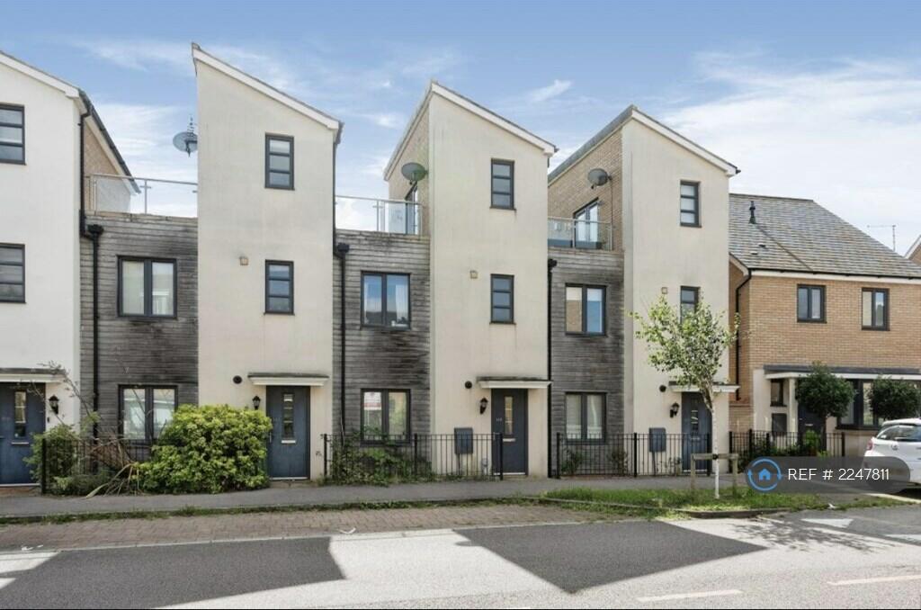 3 bedroom terraced house for rent in Selkirk Drive, Oakridge Park