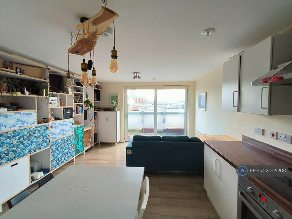 2 bedroom flat for rent in Tredegar Road, London, E3