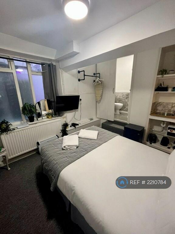 Studio flat for rent in Brunswick Square, Brighton & Hove, BN3