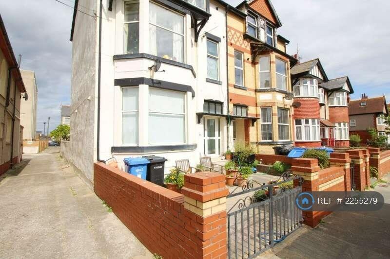 2 bedroom flat for rent in Palace Avenue, Rhyl, LL18