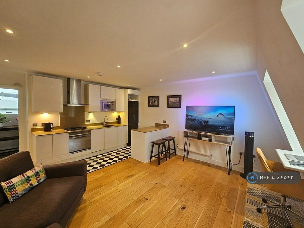 1 bedroom flat for rent in The Green, Twickenham, TW2