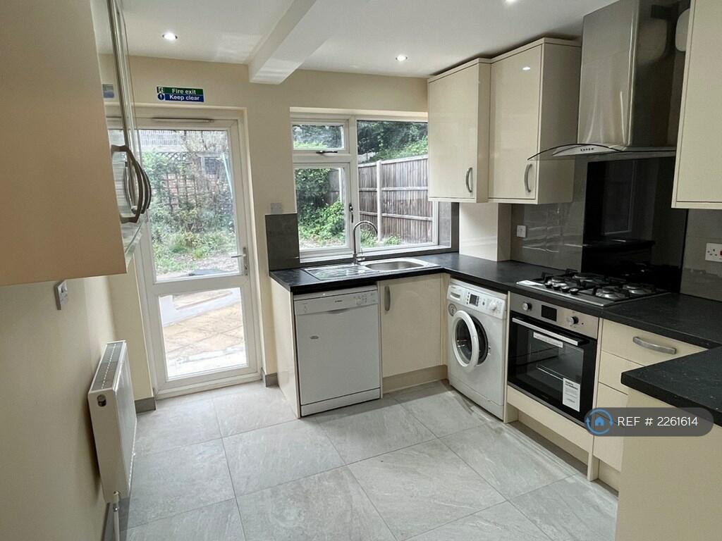 2 bedroom flat for rent in Roxborough Road, Harrow, HA1