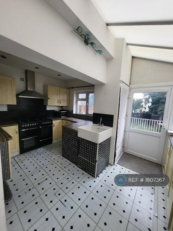 2 bedroom semidetached house for rent in Cuxton Road, Rochester, ME2