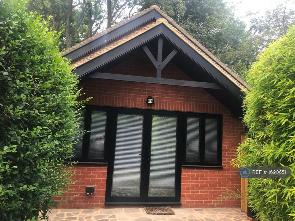 1 bedroom detached house for rent in Hedsor Road, Bourne End, SL8