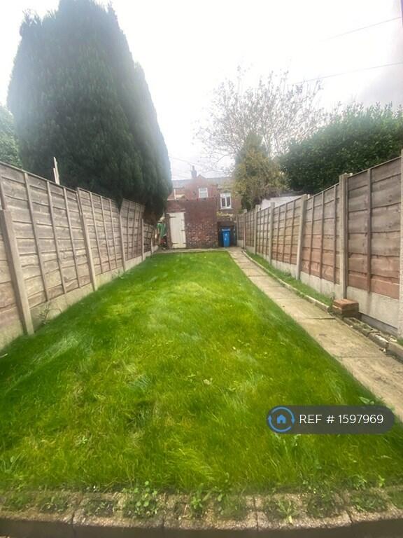 3 bedroom terraced house for rent in Park Street, Oldham, OL2