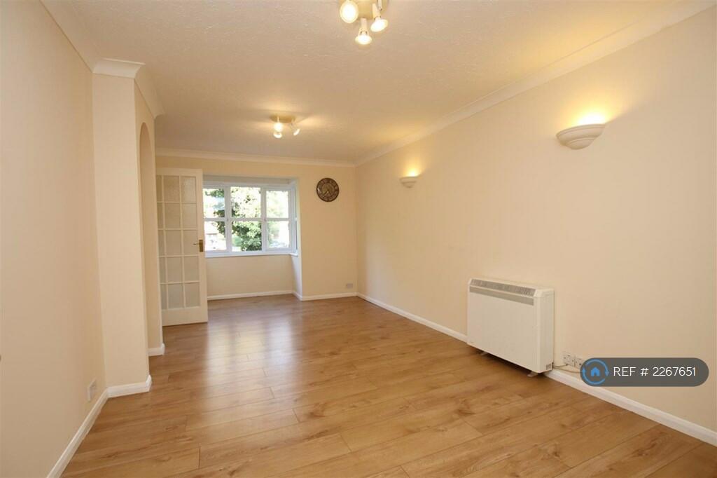 2 bedroom flat for rent in Court, Greenhithe, DA9