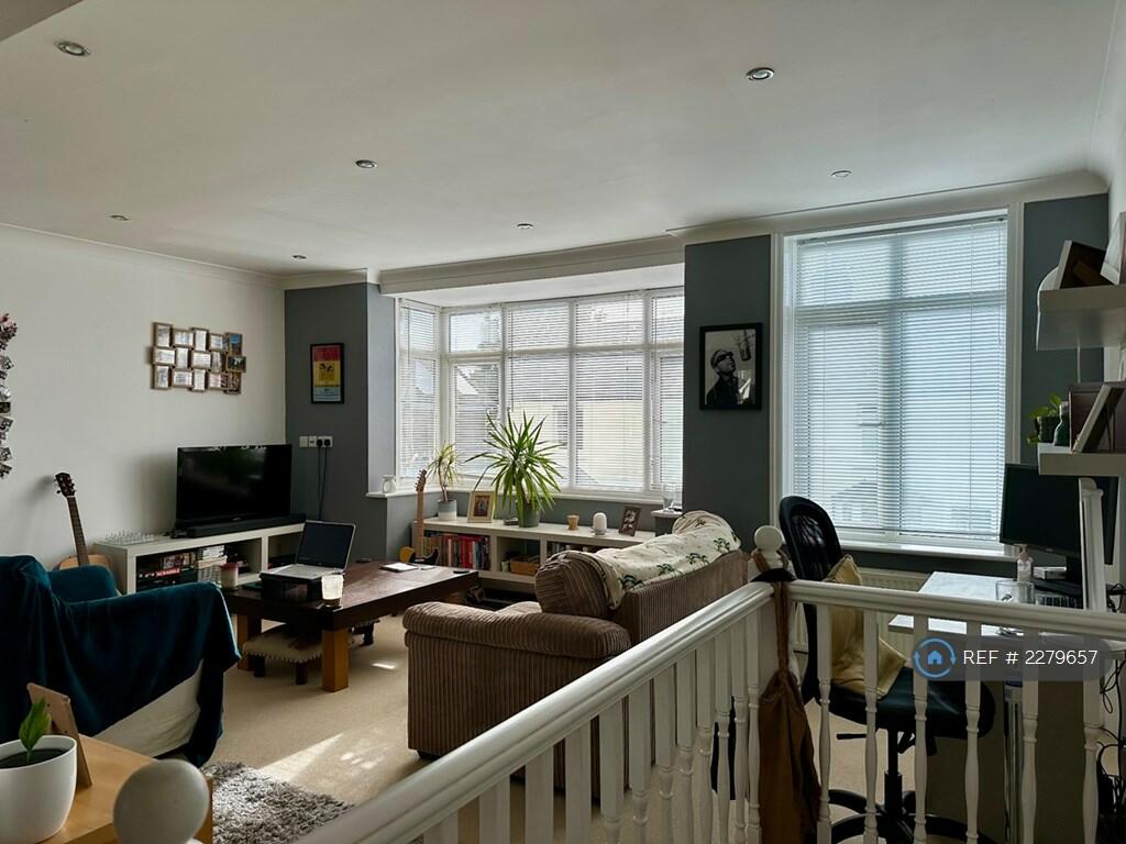 2 bedroom flat for rent in Melbourne Road, Chichester, PO19