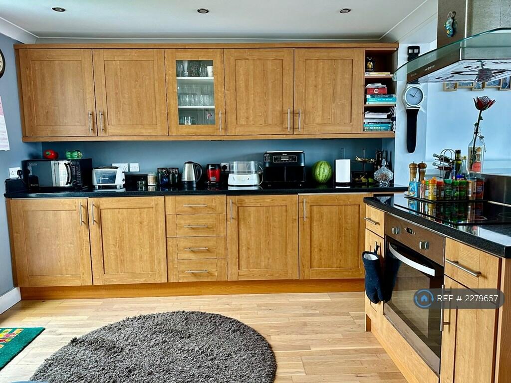 2 bedroom flat for rent in Melbourne Road, Chichester, PO19