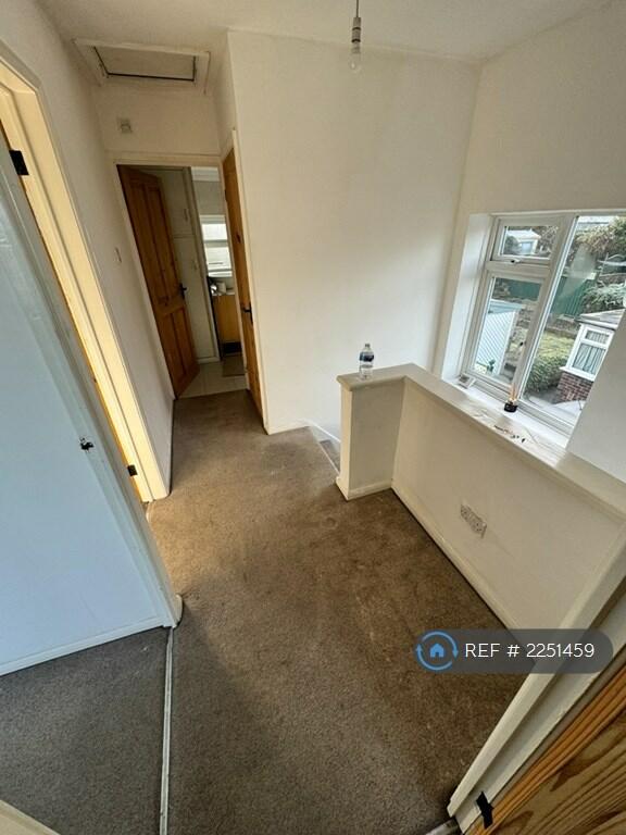 Additional property image - Roundhill Mount, Bingley, BD16