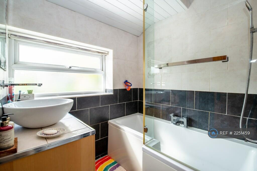 Additional property image - Roundhill Mount, Bingley, BD16