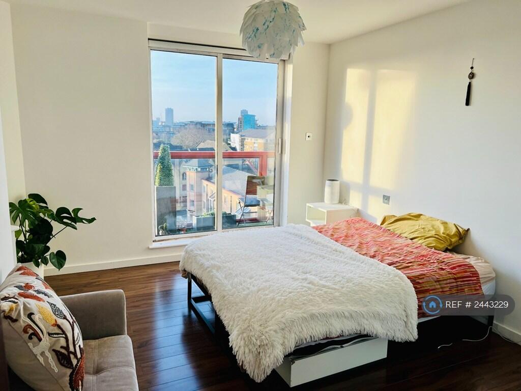 Main image of property: Tradewinds Court, London, E1W
