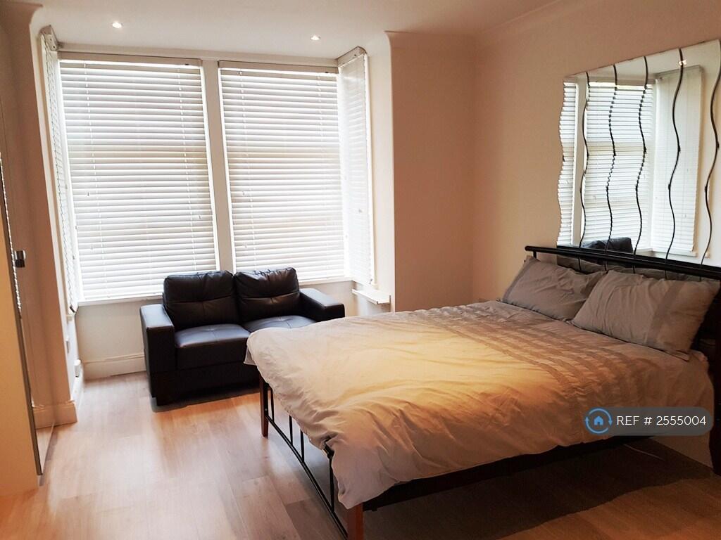 Main image of property: New Southgate, London, N11