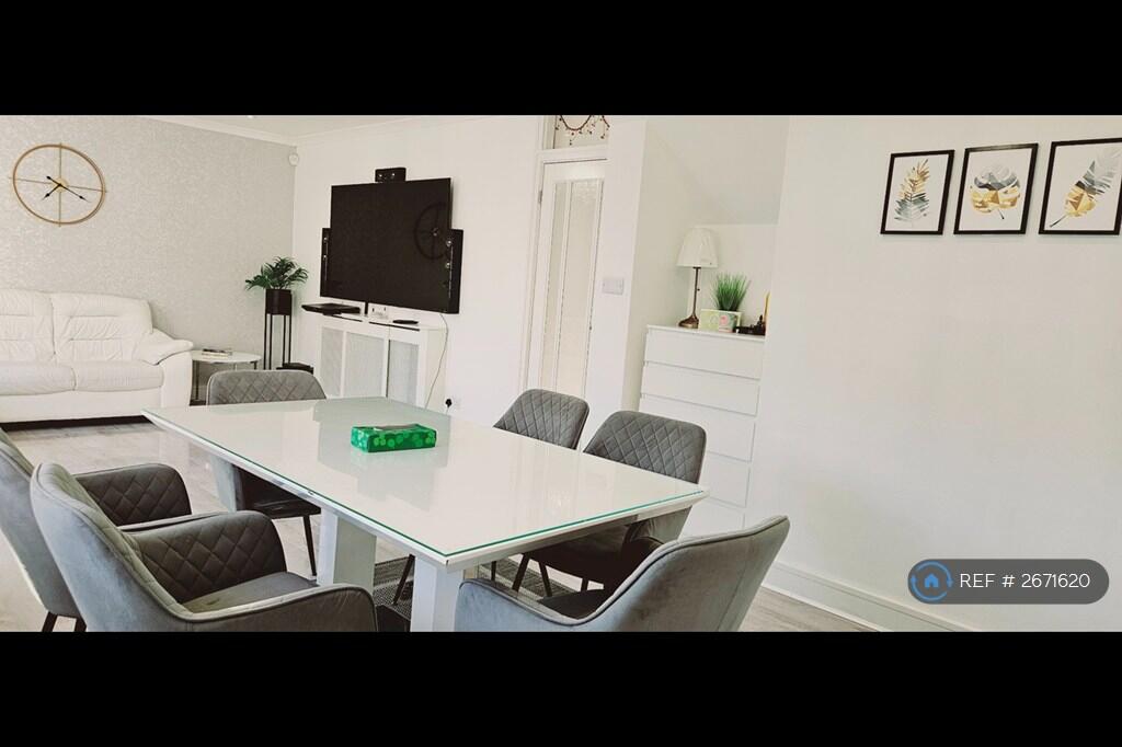 Main image of property: Lower Cippenham Lane, Slough, SL1