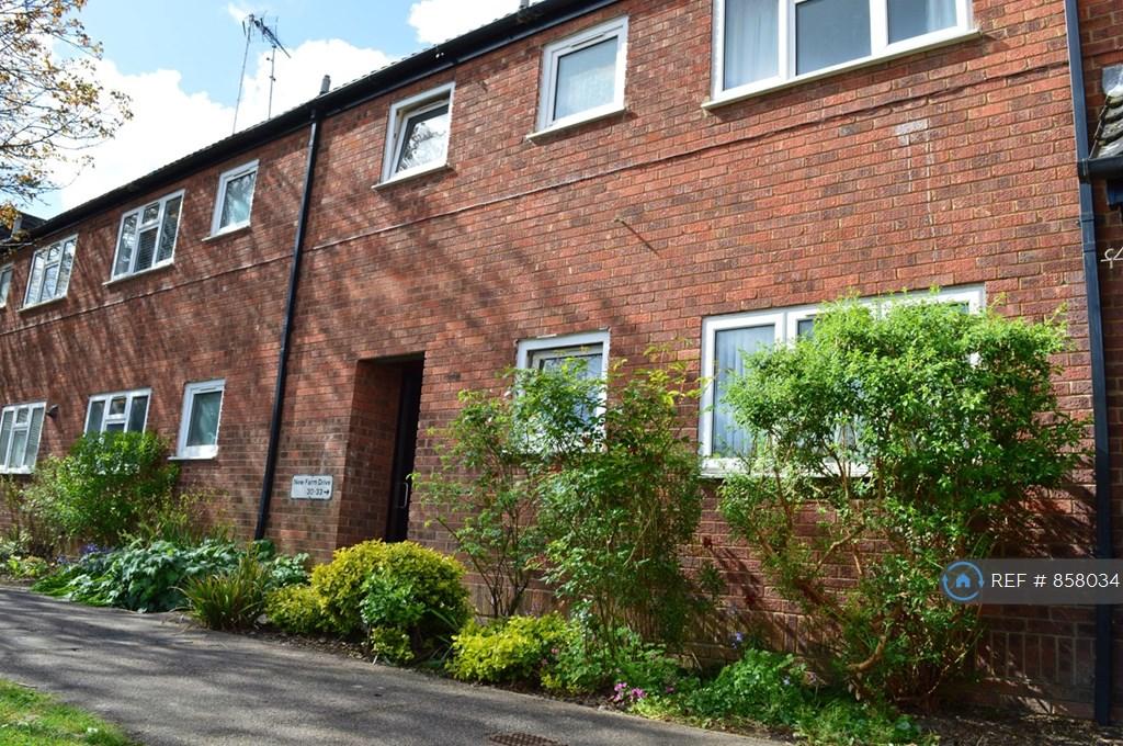 Studio flat for rent in New Farm Drive, Abridge, RM4