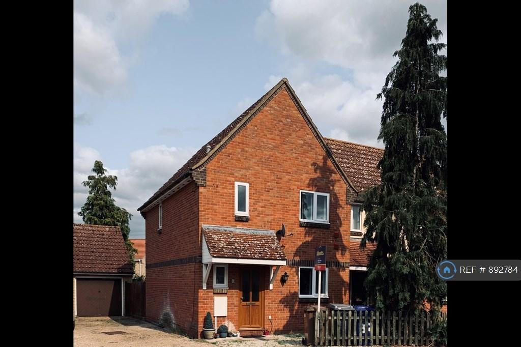 3 bedroom semidetached house for rent in Kestrel Close, Beck Row, Bury