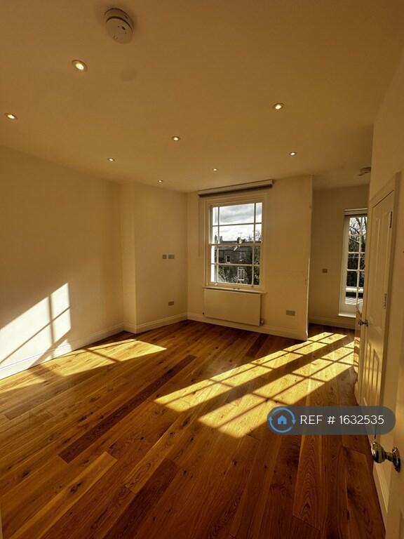 2 bedroom flat for rent in First Floor, London, NW1