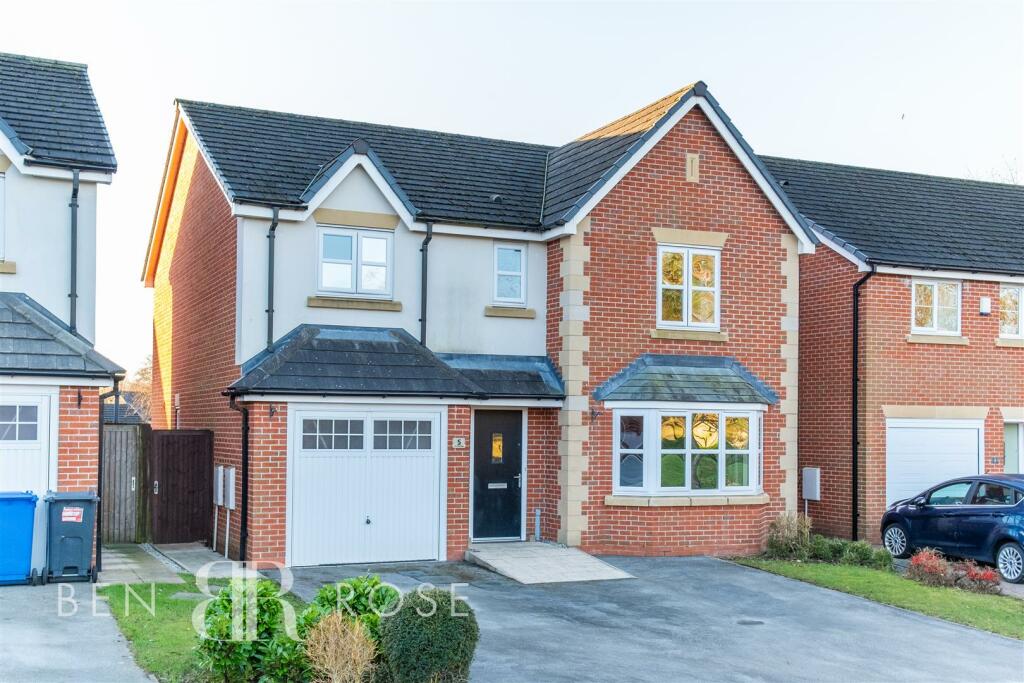 4 bedroom detached house for sale in Fir Tree Grove, ClaytonLeWoods