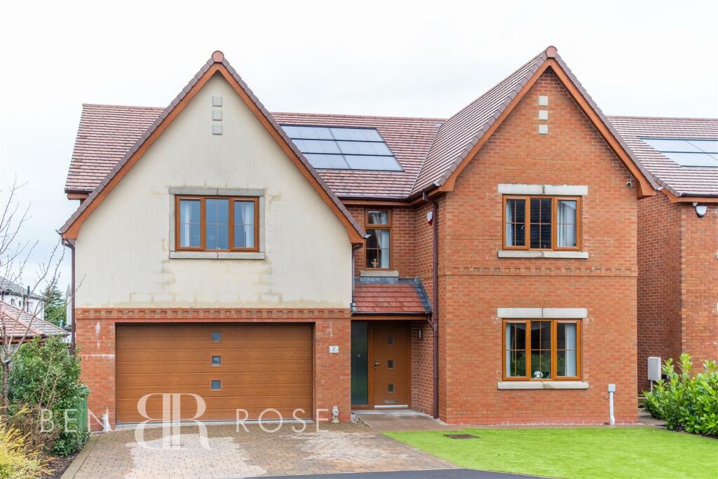 5 bedroom detached house for sale in Springfield Gardens, Euxton