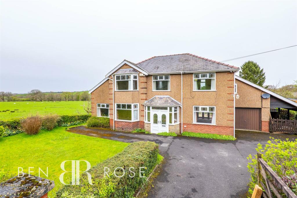 3 bedroom detached house for sale in Blackburn Road, Wheelton, Chorley, PR6