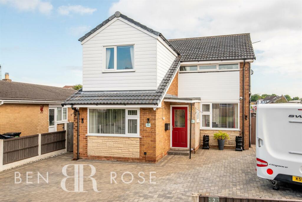 3 bedroom detached house for sale in Holly Close, ClaytonLeWoods