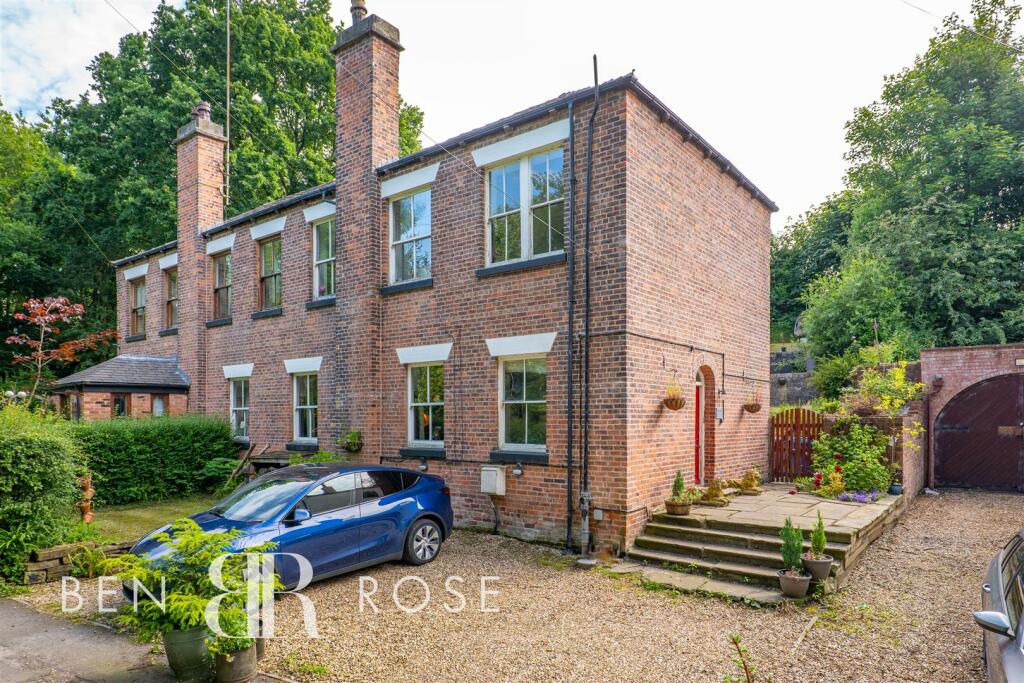 3 bedroom semidetached house for sale in Wingates Road, Wigan, WN1