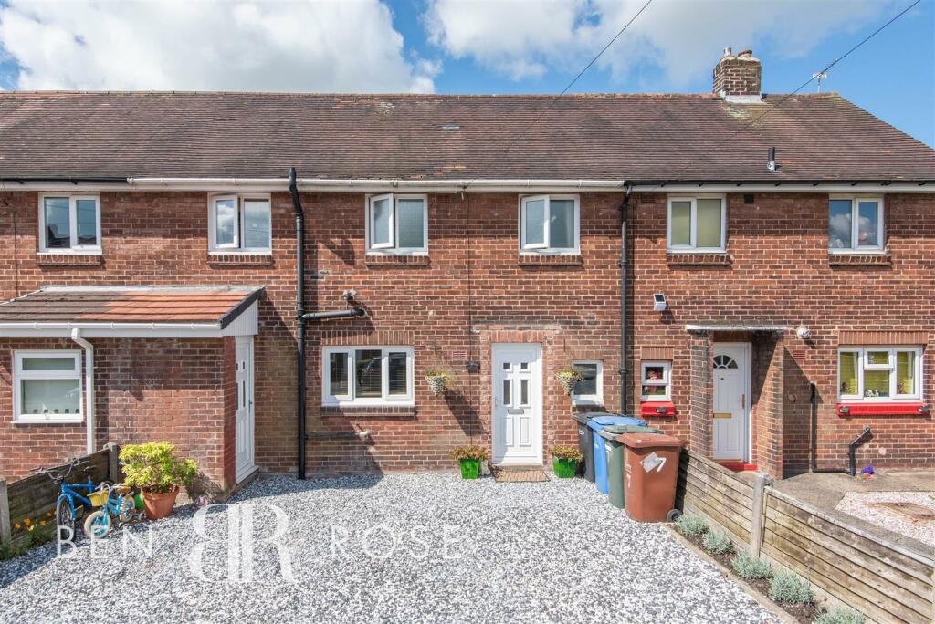 4 bedroom terraced house for sale in North Vale, Heath Charnock