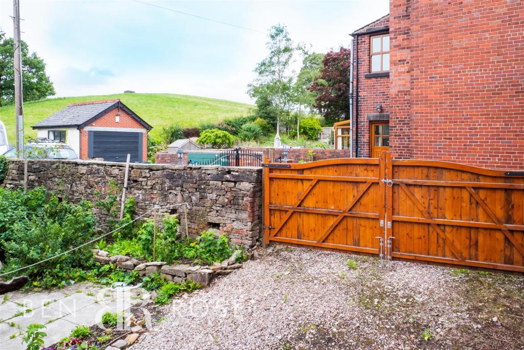 3 bedroom semidetached house for sale in Blackburn Road, Heapey