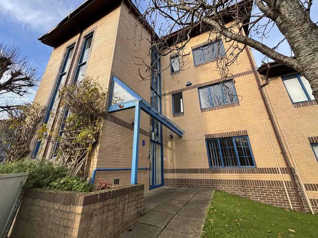 Main image of property: 5 West Links, Tollgate, Chandler's Ford, Eastleigh, Hampshire, SO53 3TG