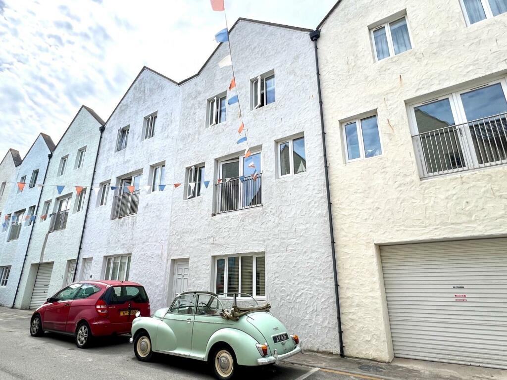 4 bedroom terraced house for sale in Braye Street, Alderney, GY9
