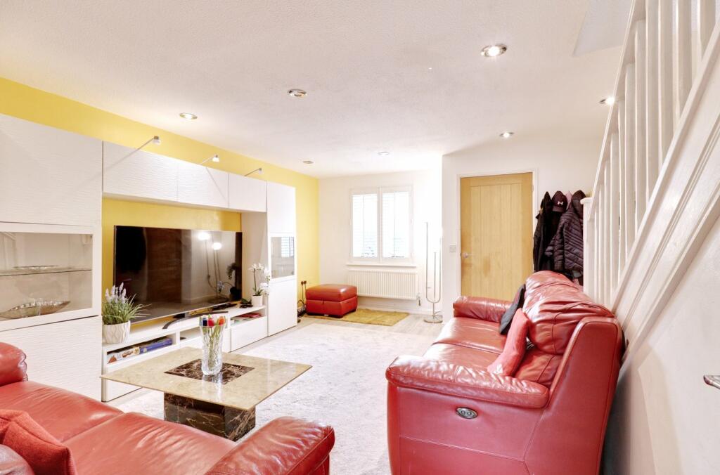 3 bedroom semidetached house for sale in Collingwood Road, Rainham, RM13