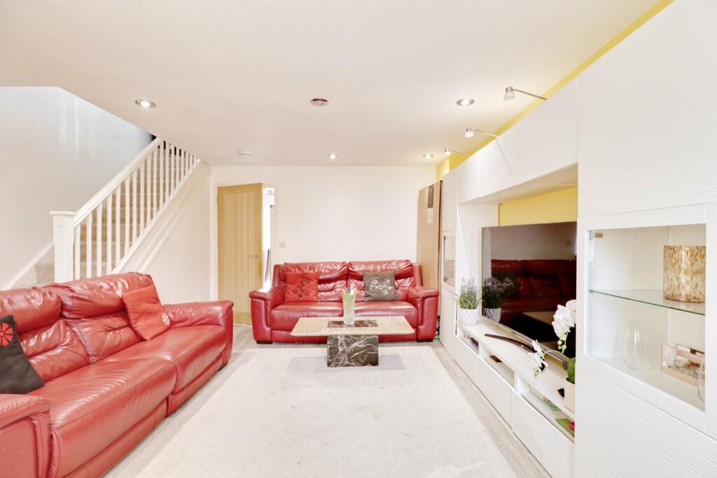 3 bedroom semidetached house for sale in Collingwood Road, Rainham, RM13