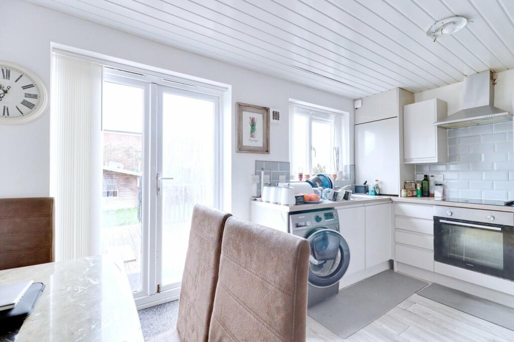 3 bedroom semidetached house for sale in Collingwood Road, Rainham, RM13