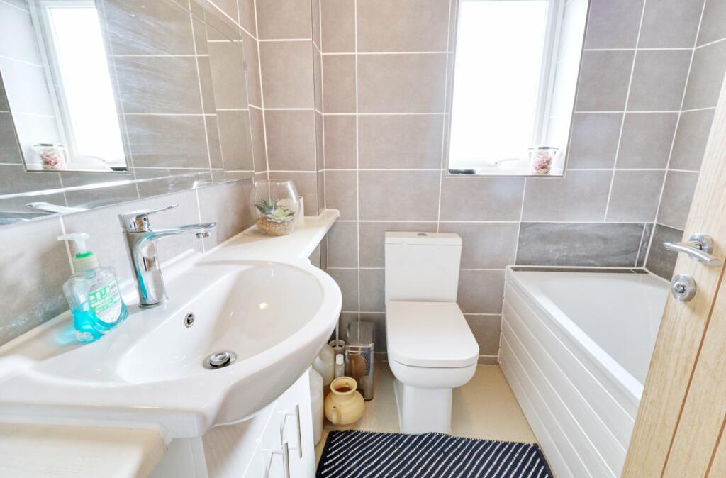 3 bedroom semidetached house for sale in Collingwood Road, Rainham, RM13