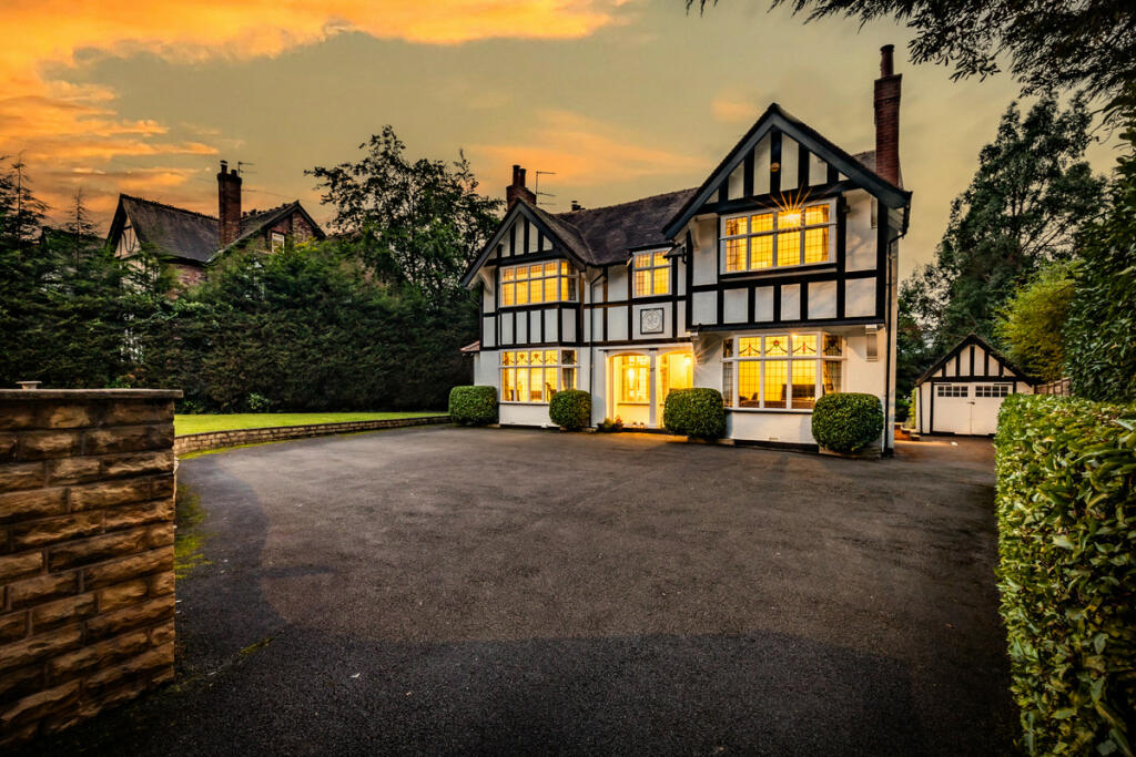 5 bedroom detached house for sale in Bramhall Lane South, Bramhall, SK7