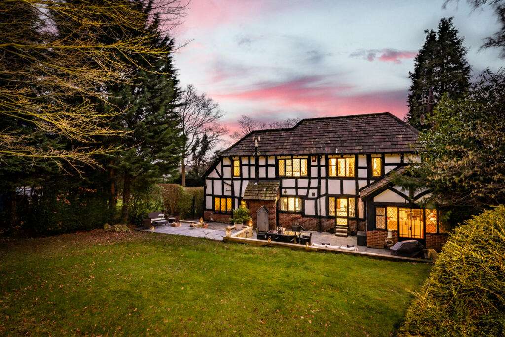 4 bedroom detached house for sale in Buxton Road West, Disley, SK12