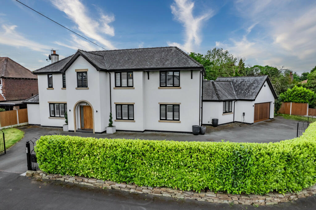 5 bedroom detached house for sale in Elmsway, Bramhall, SK7