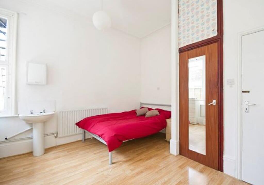 Main image of property: Forest Rd West Flat 1, Arboretum, Nottingham, Nottinghamshire, NG7