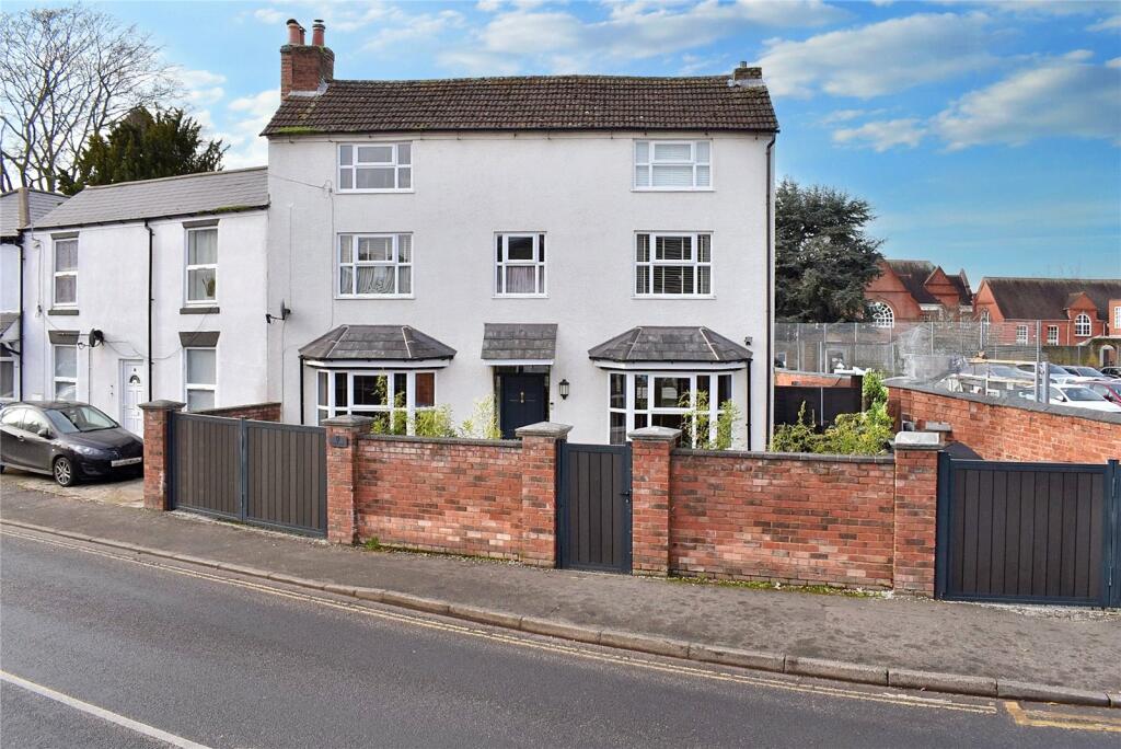 4 bedroom end of terrace house for sale in Chestnut Walk, Worcester, Worcestershire, WR1