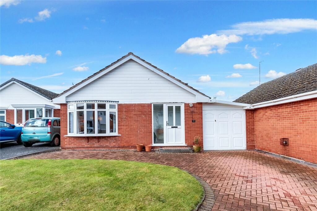 2 bedroom bungalow for sale in Yew Tree Lane, Fernhill Heath, Worcester, Worcestershire, WR3