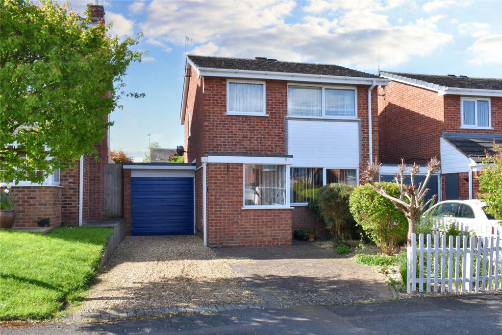 3 bedroom link detached house for sale in Amberley Close, Worcester