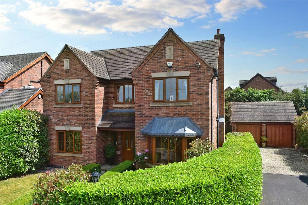 5 bedroom detached house for sale in Yew Tree Court, Norton Road