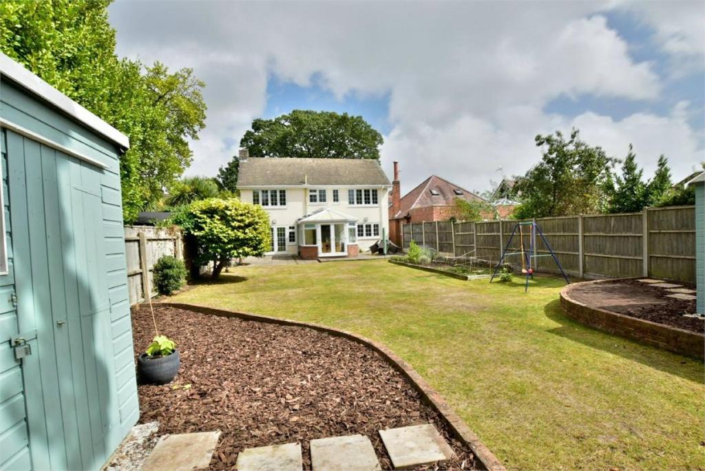 4 bedroom detached house for sale in Queens Park Gardens, Queens Park