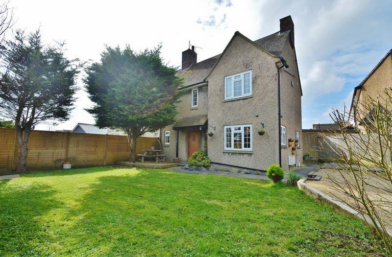 3 bedroom semidetached house for sale in Stanbridge Road, Haddenham, HP17