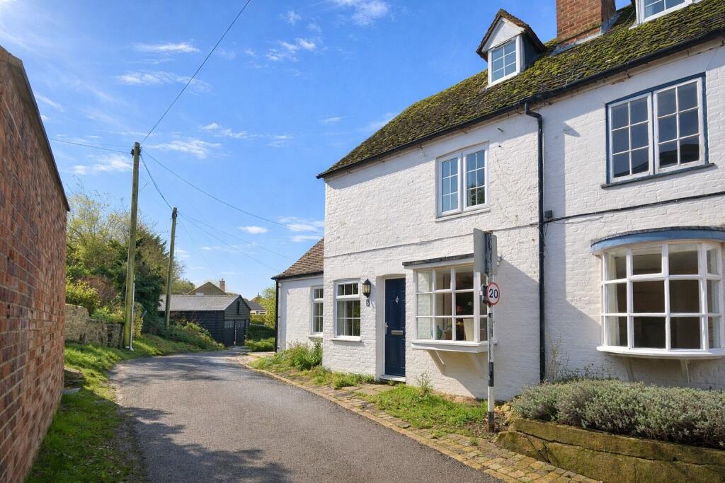 Main image of property: The Mount, Tetsworth, Thame, Oxfordshire, OX9 7AF