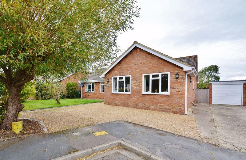 3 bedroom detached bungalow for sale in Brookside, HP18