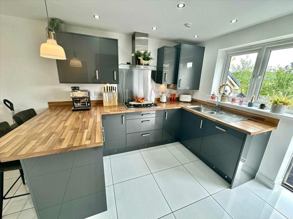 Additional property image - Highfields, Porth