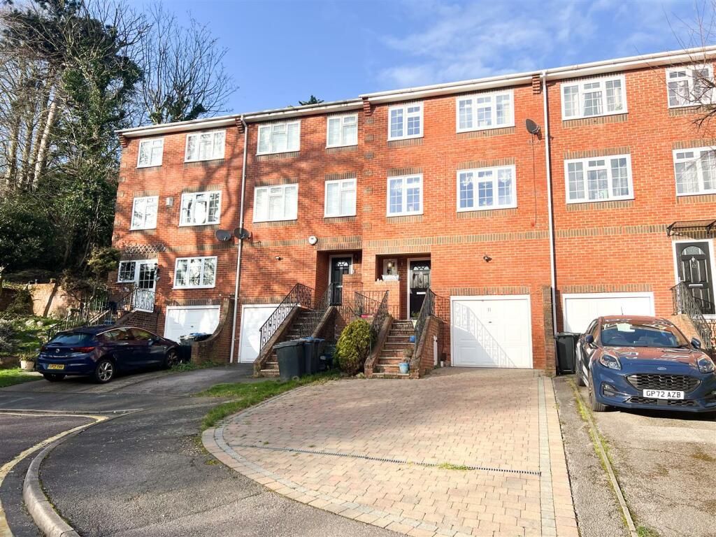 4 bedroom town house for rent in Spindlewood Gardens, Croydon, CR0