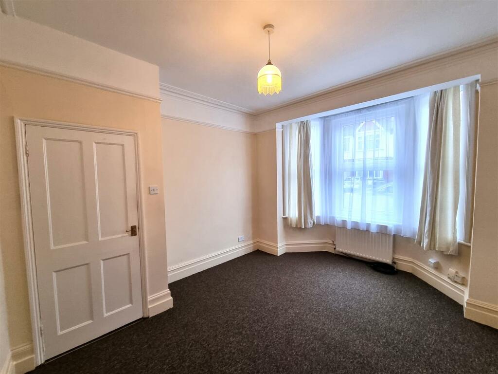 2 bedroom ground floor flat for rent in Francis Road, Croydon, CR0