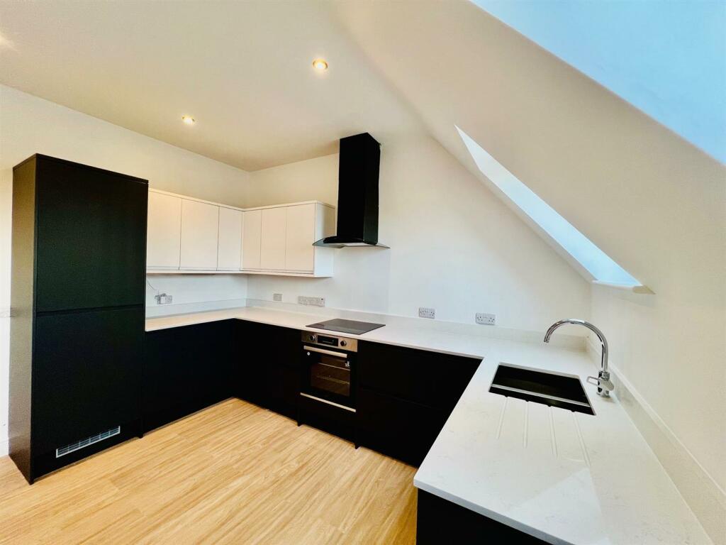 3 bedroom apartment for rent in Oakfield Street, Roath, Cardiff, CF24